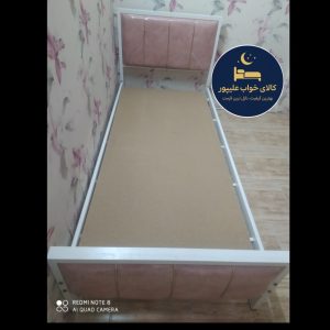 تخت‌خواب تک‌نفره مدل ریوا با جزئیات نوار طلایی، انتخابی بی‌نظیر برای افرادی است که به دنبال تلفیق مدرنیته و تجمل در دکوراسیون اتاق‌خواب خود هستند. این محصول با طراحی اختصاصی و بهره‌گیری از نوارهای طلایی براق، جلوه‌ای لوکس و خیره‌کننده به فضا می‌بخشد. کالای خواب علی‌پور در تولید مدل ریوا، از متریال درجه‌یک و روکش‌های مقاوم استفاده کرده است تا علاوه بر زیبایی ظاهری، دوام و استحکام تخت‌خواب را برای استفاده طولانی‌مدت تضمین کند. اگر به دنبال خریدی خاص با استایل اسپرت-لوکس هستید، مدل ریوا نوار طلایی انتخابی هوشمندانه است.